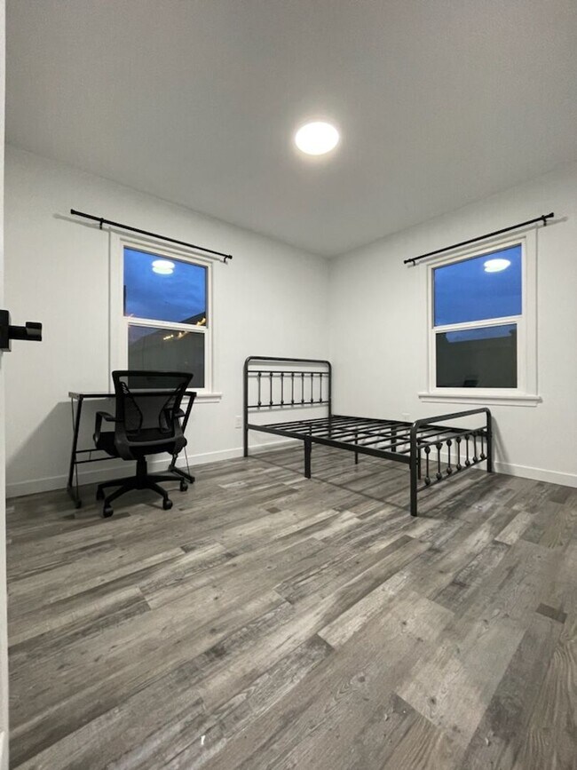 Building Photo - Room #4 for rent in 5 Bedroom House near U...
