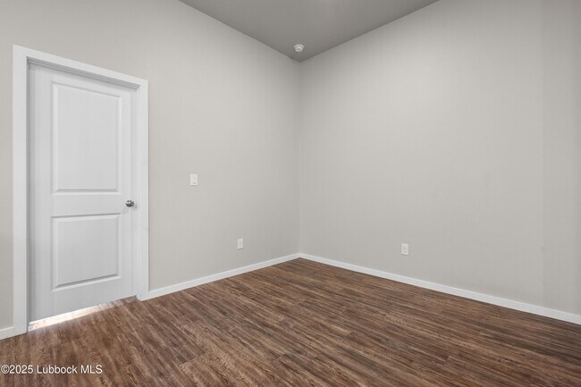 Building Photo - 2031 Kenwood Ave