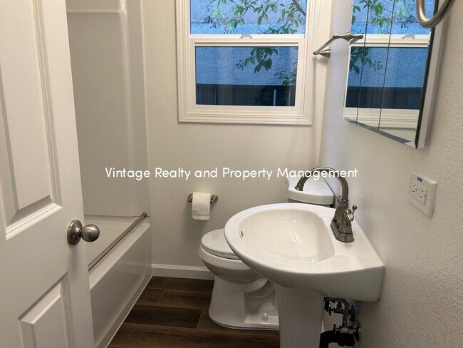 Building Photo - Just Like New Cozy 2 Bedroom Home That Is Ready to Go!!!