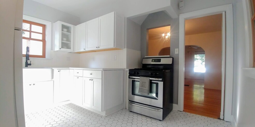 Building Photo - 724 11th St
