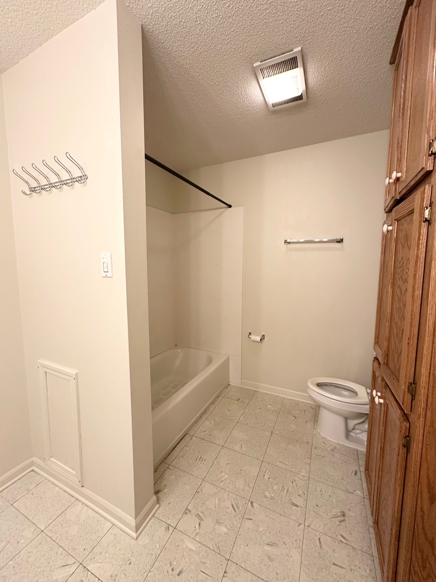 Very Spacious Shared Bathroom - 122 Mall Cir