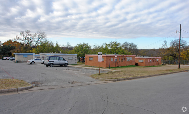 Parking Area - Sycamore Park Apartments