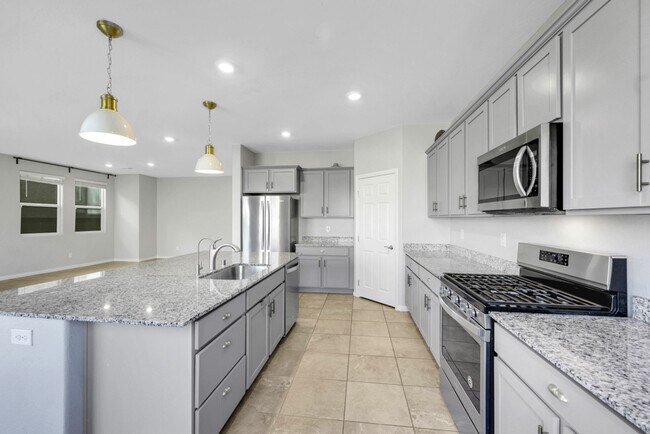 Building Photo - Large 4 bedroom home