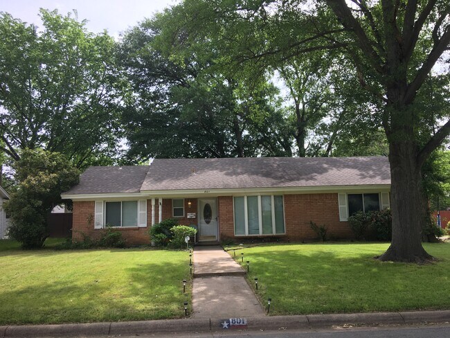 Building Photo - 801 Canyon Ridge Dr