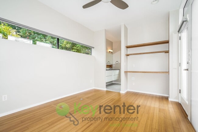 Building Photo - Inviting 3bed Seattle Home with Garage, Yard, and Parking!
