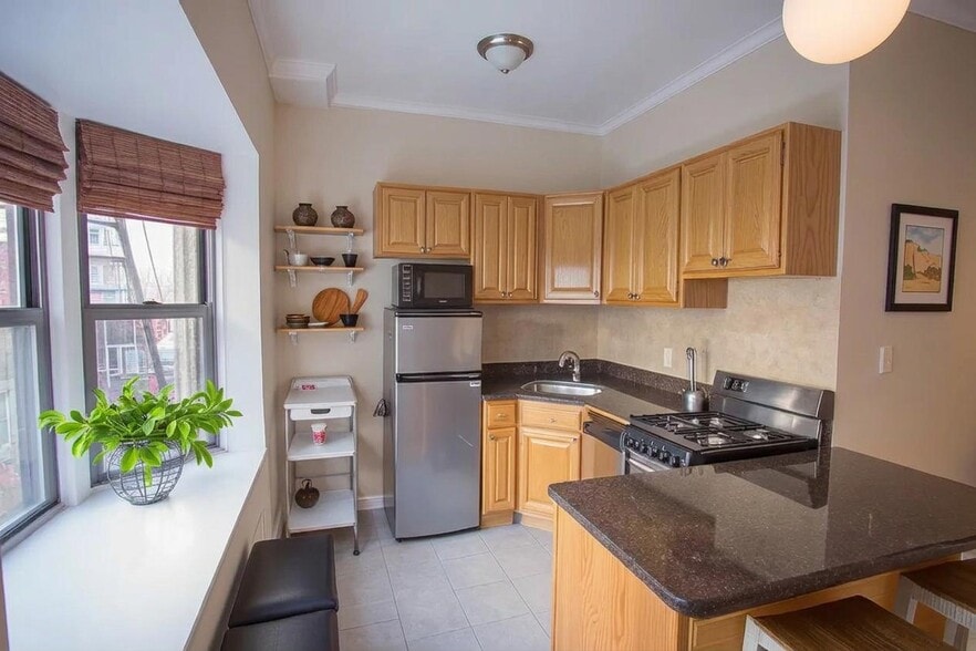 Building Photo - 142 E 35th St