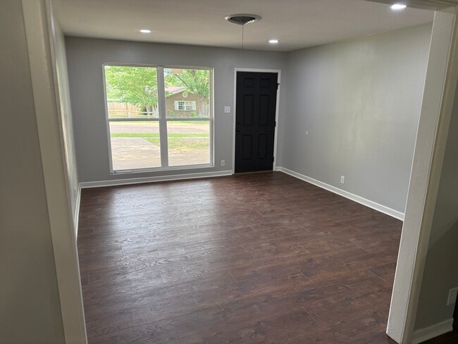 Building Photo - 3315 Robinhood Ln