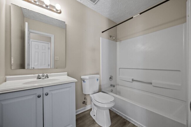 Building Photo - Updated Single Family Home in Fayetteville!