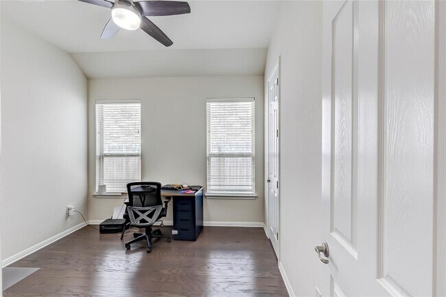 Building Photo - 923 Kingston Pl