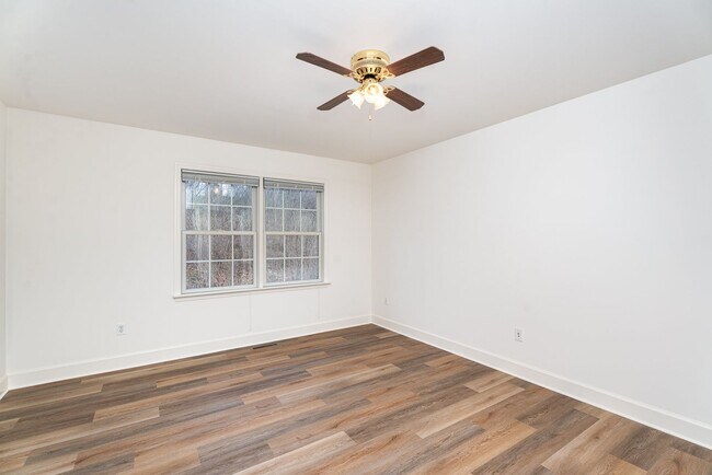 Building Photo - Welcome to this 3 bedroom, 2.5 bathroom to...
