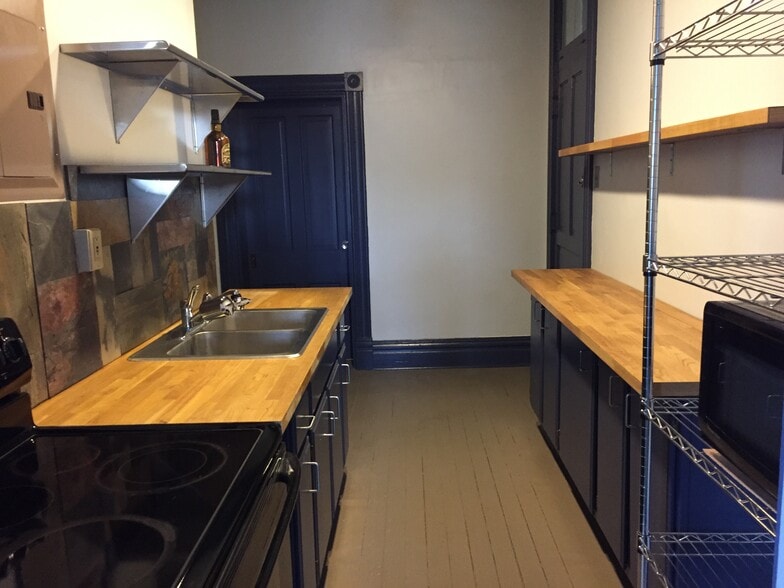 kitchen - 4610 Liberty Ave