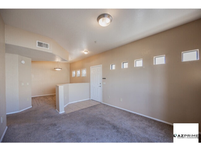 Building Photo - South Mountain Convenience in this Lovely 1/1 Phoenix Condo!