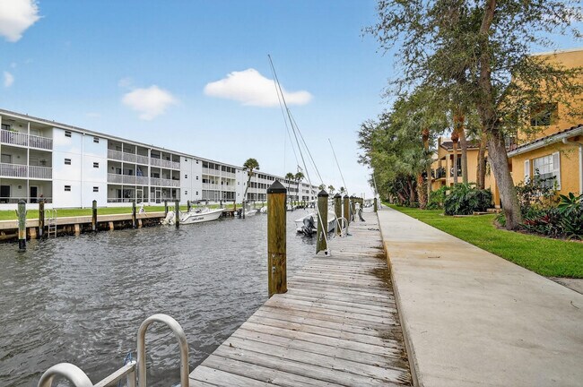 Building Photo - 1120 Lake Shore Dr