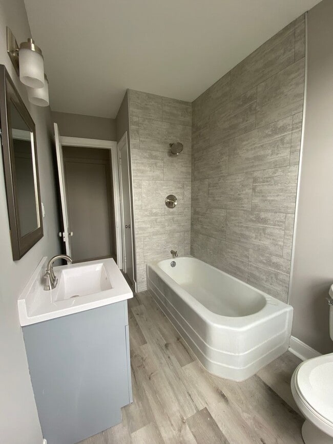 Building Photo - Remodeled one bedroom apartment
