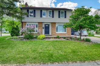 Building Photo - 5 bed 2 bath house close to Concordia and MSUM