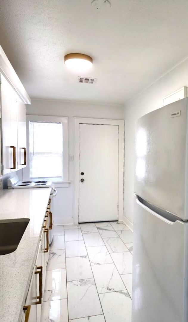 Building Photo - Remodeled 1 BED 1 BATH DUPLEX MIILER'S BLVD HISTORIC DISTRICT