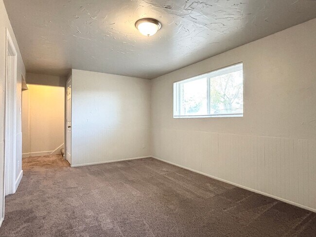 Building Photo - Awesome Split Entry with New Paint & Floor...