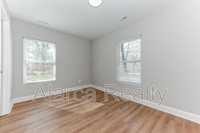Building Photo - 1217 Skyview Rd
