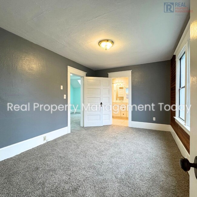 Building Photo - Charming 5 Bedroom Home In Tacoma!