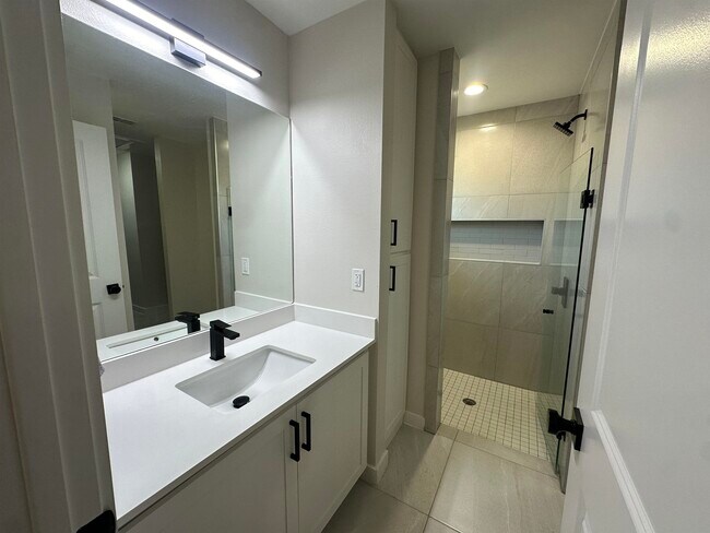 Building Photo - 4018 Ave Fenix Dr