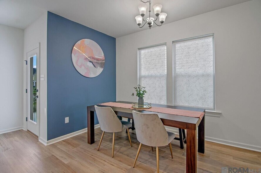 Building Photo - 5618 Cottage Lake Dr