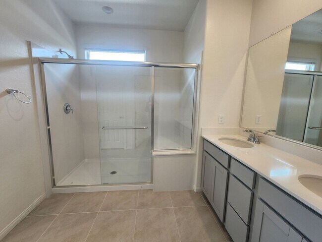 Building Photo - WOW Four Bedroom in North Summerlin!