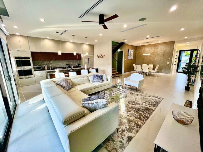 Building Photo - 549 NE 14th Ave