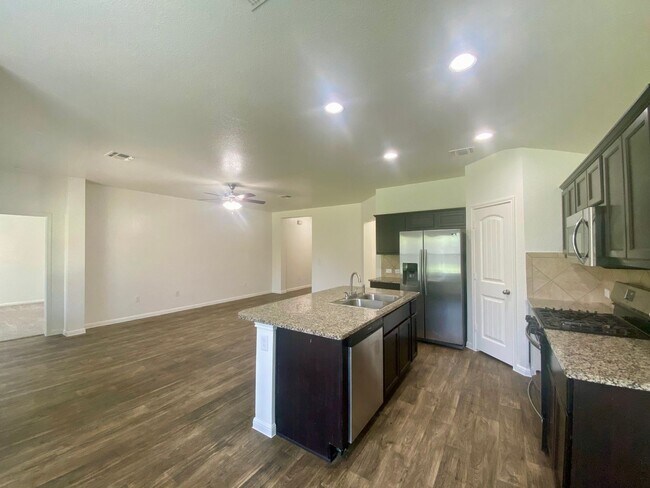 Building Photo - Updated Home in Pioneer Crossing! Available for July!