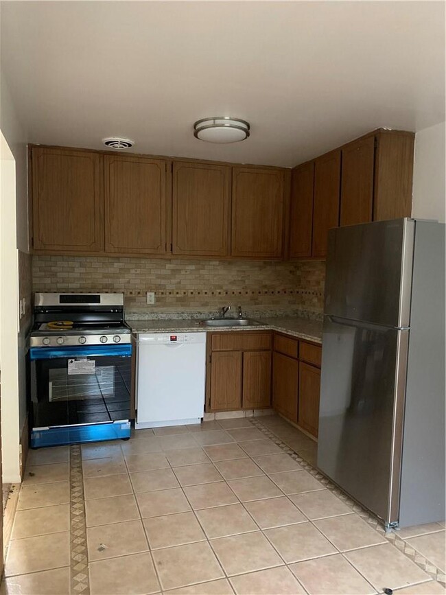 Building Photo - 11 Fishkill Glen Dr