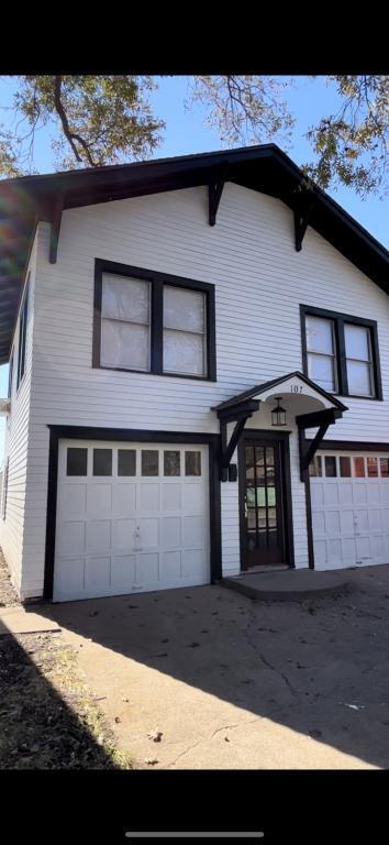Building Photo - 107 W Elm Ave