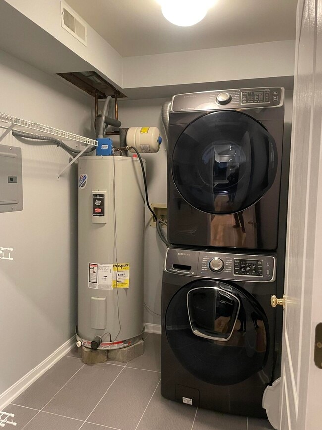 Building Photo - 2460 Fountain Pl