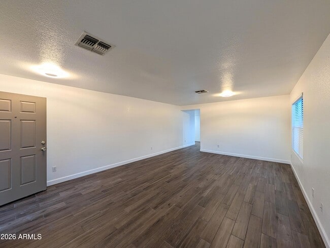 Building Photo - 2404 W Roeser Rd