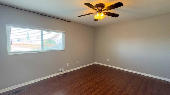 Building Photo - Enjoy Half Off Your First Month's Rent! 3-bedroom, 2.5-bath Split-Level Condo