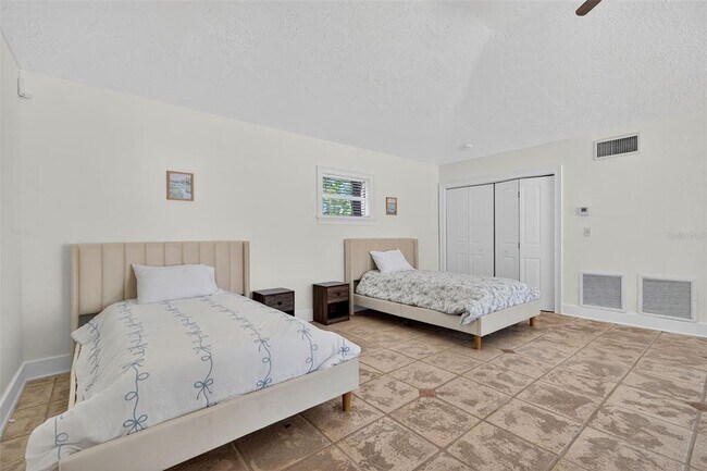 Building Photo - 516 W Davis Blvd