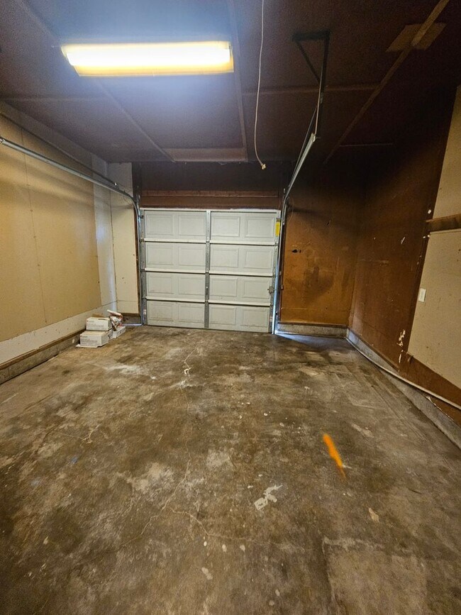 Building Photo - (3) Bed/(1) Bath Close to Campus Avail NOW!!