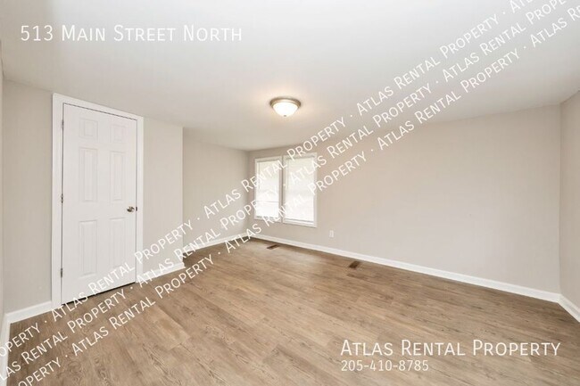 Building Photo - 513 Main St N