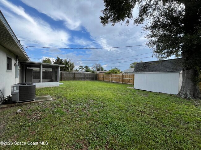 Building Photo - 914 Westwood Dr