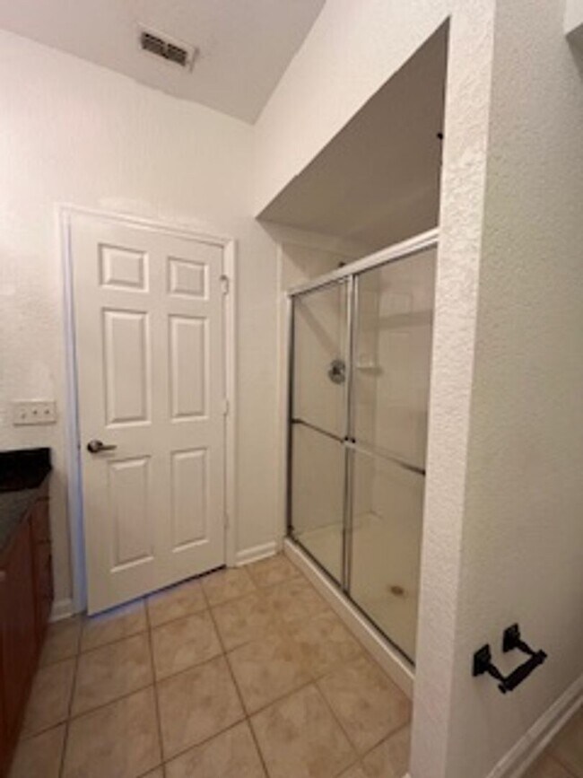 Building Photo - Large Townhome!