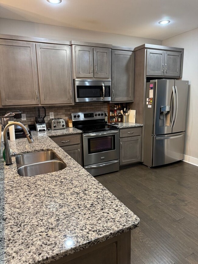 Building Photo - Charming 3 Bed 2.5 Bath Furnished Cottage ...