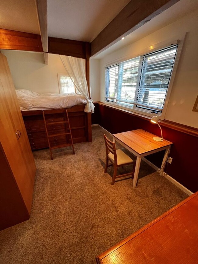 Building Photo - Adorable Sausalito Houseboat Fully Furnish...