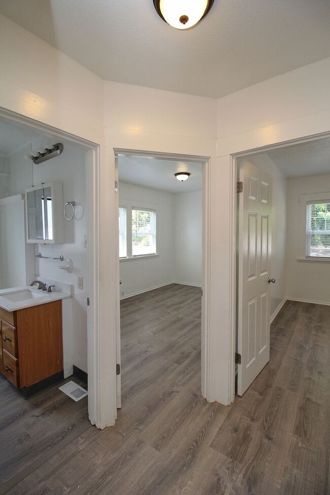 Building Photo - 2315 SE 66th Ave