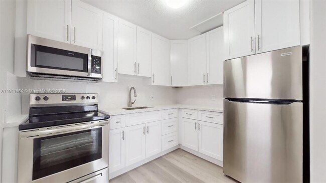 Building Photo - 329 SW 9th Ave