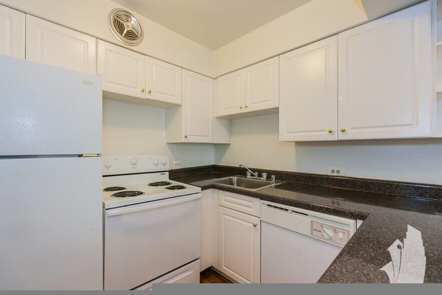 Building Photo - 1235 N La Salle Dr