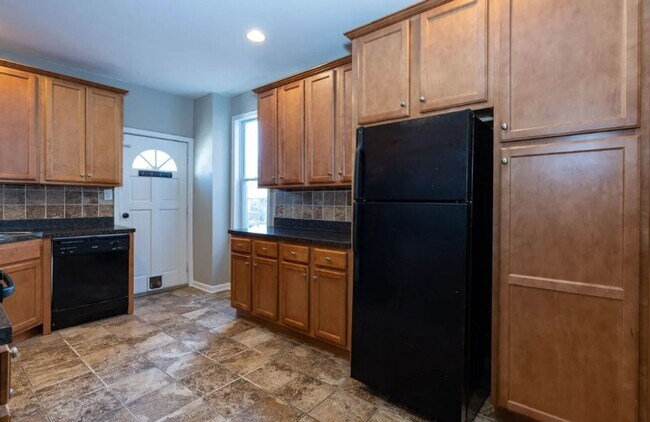 Building Photo - North York Gem | 3 Bed, 1.5 Bath with Hardwood Floors & Central Air!