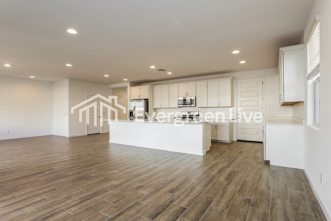 Building Photo - 10134 E Ulysses Ave