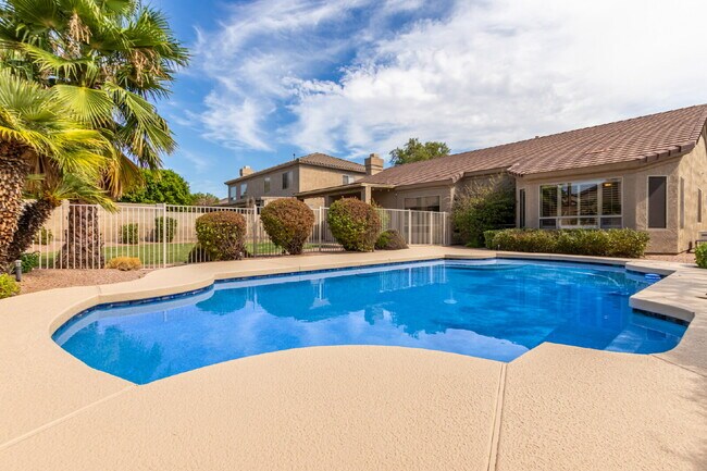 Building Photo - Arabian Views 4 bed 2 bath with pool