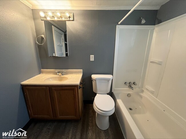 Building Photo - Bright & Spacious 3 bedroom, 1 bath Home for Rent!