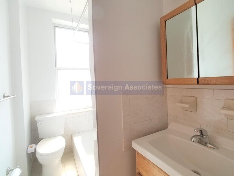 Building Photo - 707 W 171st St