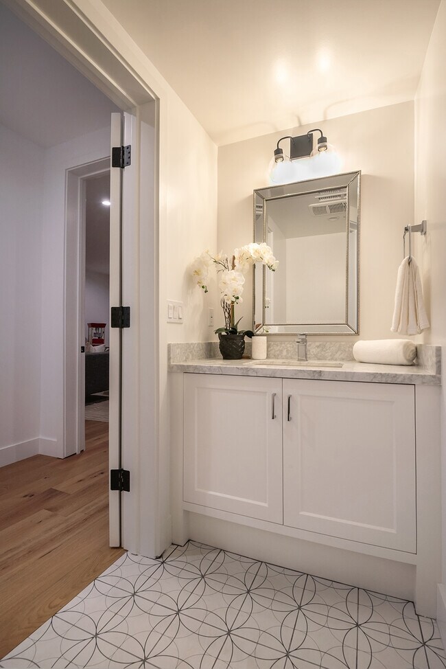 Building Photo - 724 13th St