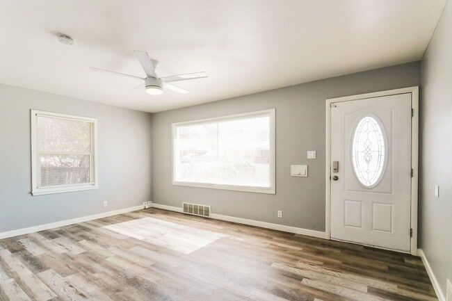 Building Photo - Comfortable 2 Bed, 2 Bath Pet-Friendly Home with Central Air & Cozy Flooring! - Available on June...